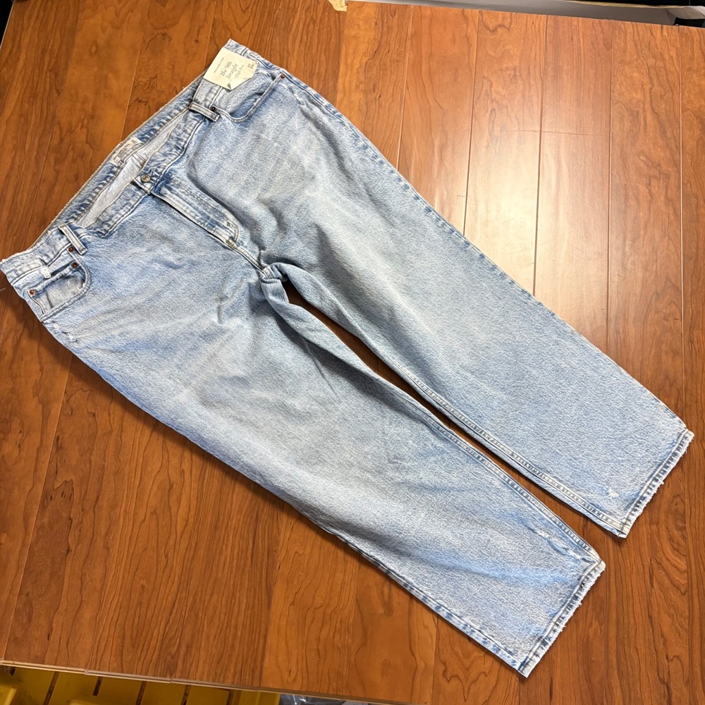 Abercrombie & Fitch The 90s Straight Ultra High Rise Jeans Light Wash 37/24s